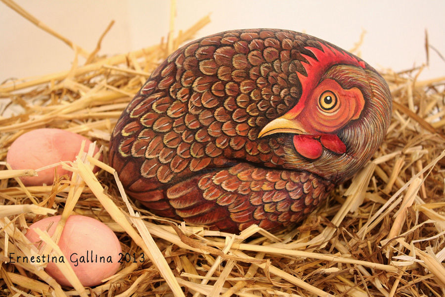 Gallina dipinta su sasso