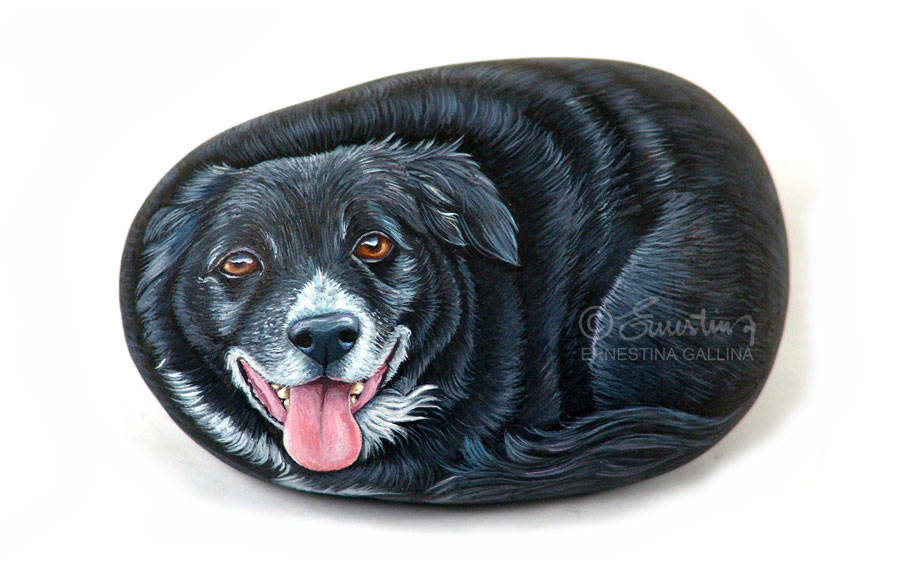 Ciottolo di fiume dipinto con cane