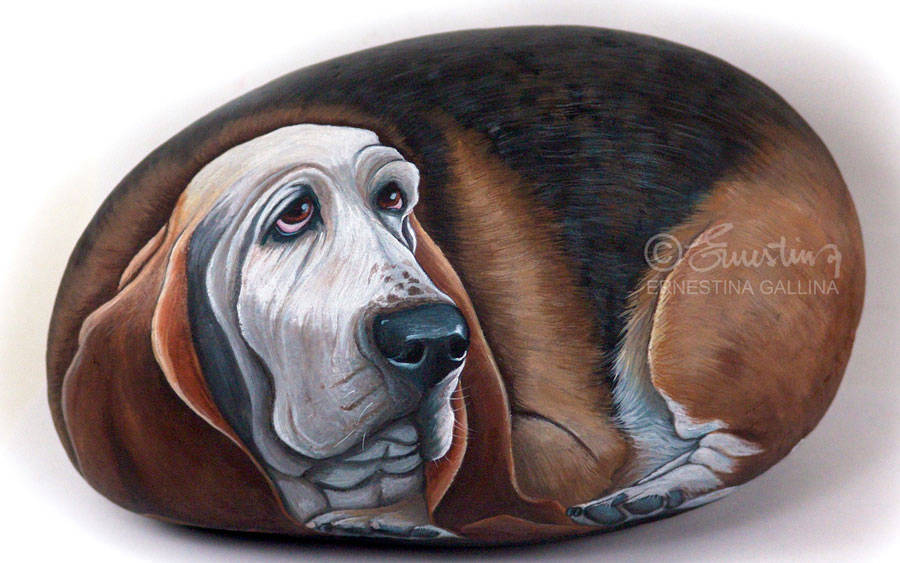 Basset Hound dipinto su pietra