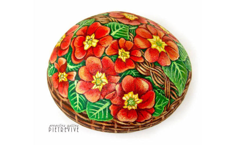 Cestino di sasso con fiori dipinti
