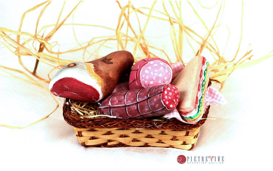 Cesto con salumi sassi dipinti