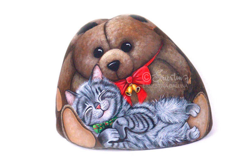 Orso pupazzo di sasso dipinto e gatto