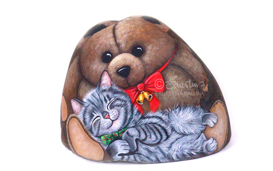 Orso pupazzo di sasso dipinto e gatto