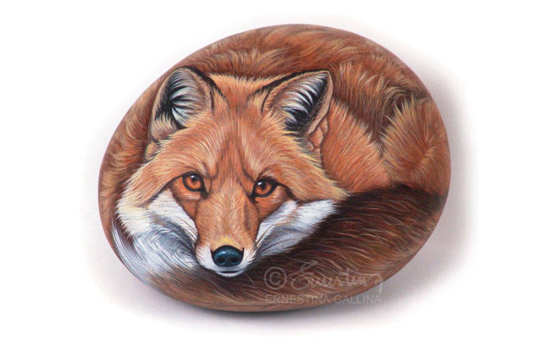 Volpe rossa dipinta su sasso - Rock painting art