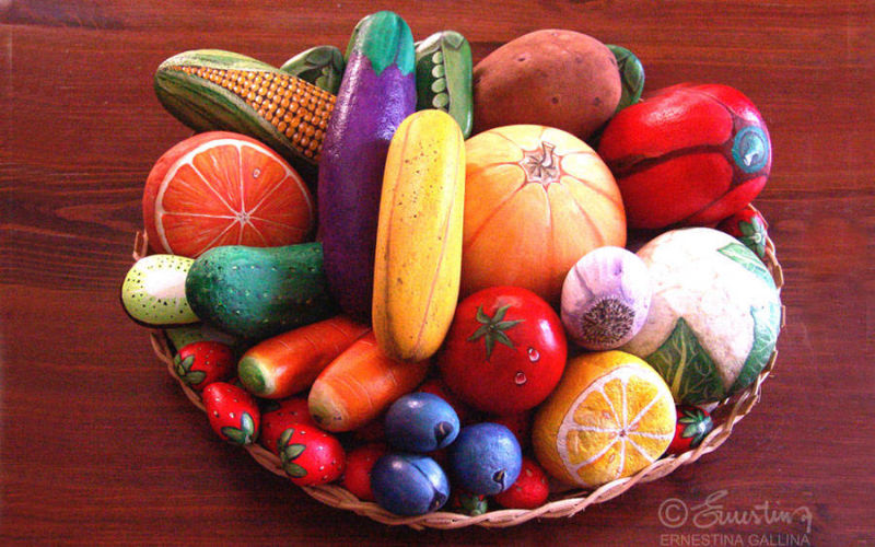 Frutta e verdura dipinta sui sassi