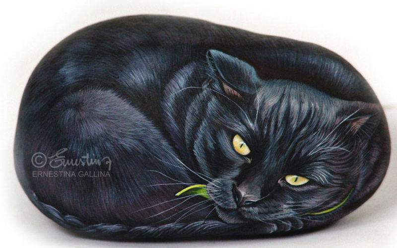 Gatto nero dipinto su sasso