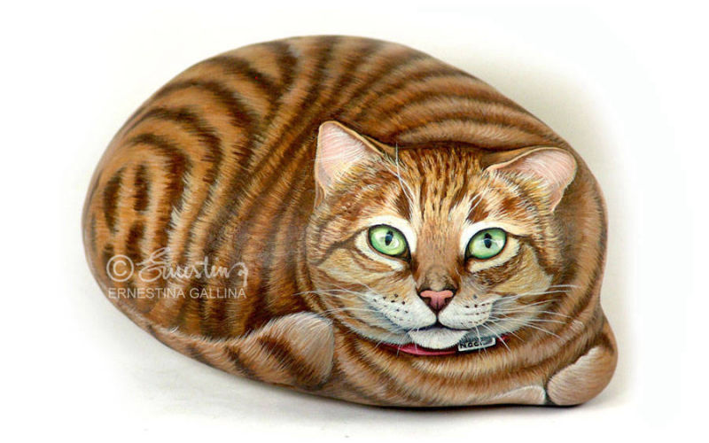 Gatto tigrato rosso dipinto su sasso da Ernestina