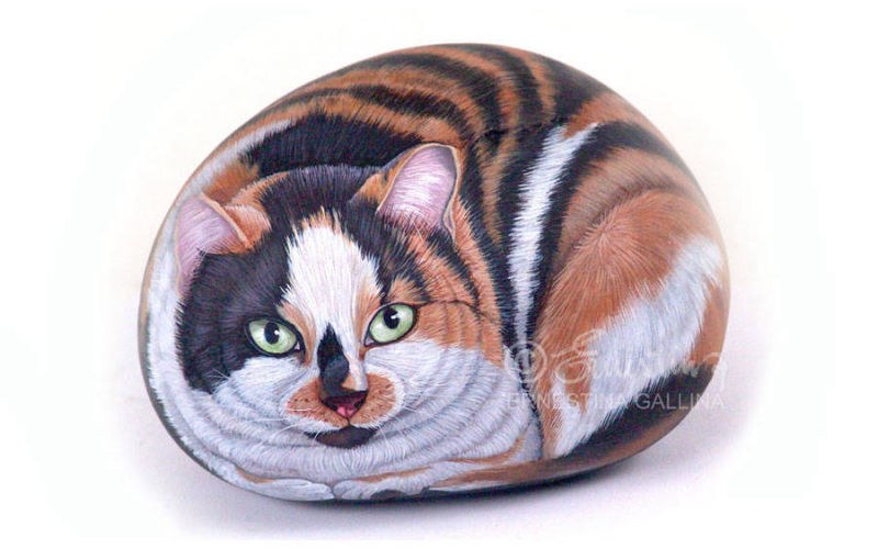 Sasso dipinto con gatto tricolore
