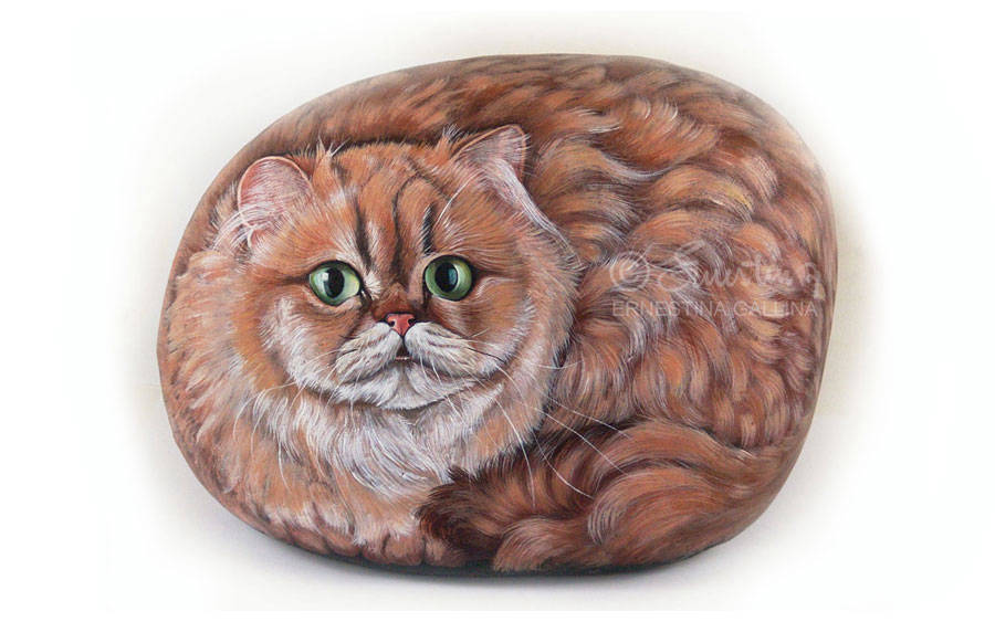 Gatto persiano dipinto su sasso