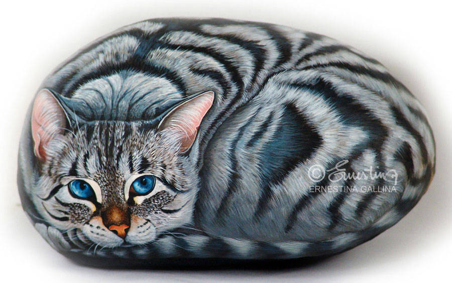 Gatto tigrato dipinto su pietra naturale