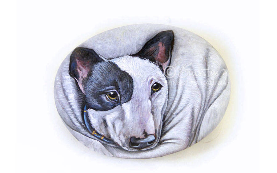 Bull Terrier dipinto a mano su ciottolo