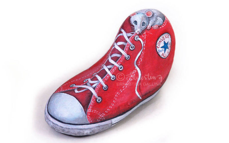 Sasso dipinto scarpa All Star
