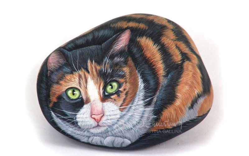 Lucy, gattina dipinta su pietra
