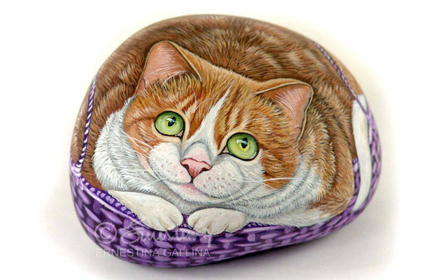 Sasso dipinto con gatto in cesto